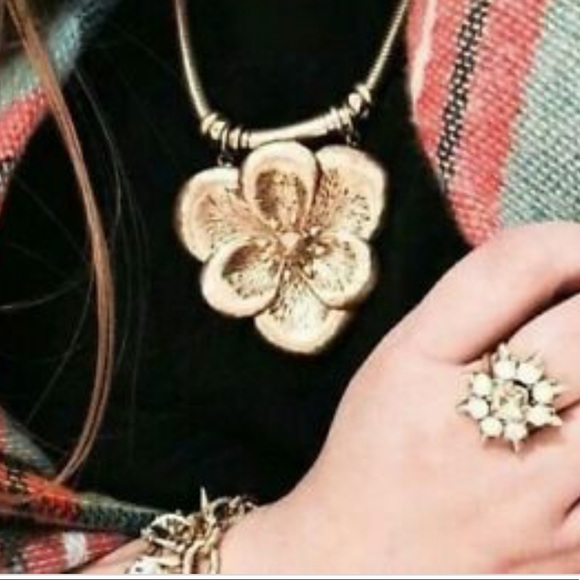 Stella & Dot bloom Gold flower necklace - Picture 2 of 8